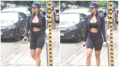 Malaika has a wide collection of workout wear in her wardrobe. From one-shoulder sports bras to printed yoga pants, she has it all. Whether she is headed for a soothing yoga class, a Pilates training session or a strength workout at the gym, the star always puts thought into her OOTD. And this latest look backs our statement. (HT Photo/Varinder Chawla)