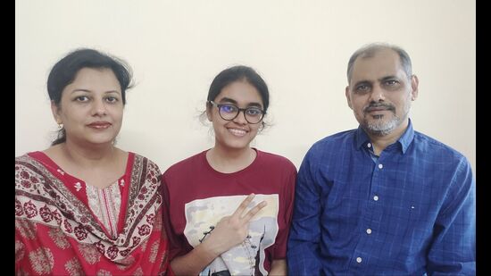 Abia Siddiqui with her parents. (HT Photo)