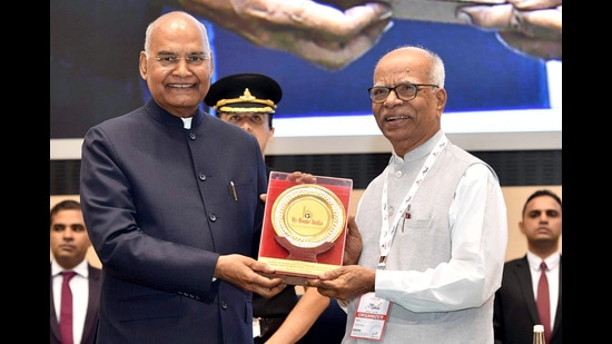 New Delhi, July 09 (ANI): President Ram Nath Kovind presents a memento at Yuva Sammelan organized by 'My Home India' at Vigyan Bhawan in New Delhi on Saturday. (ANI Photo) (Sanjay Sharma)