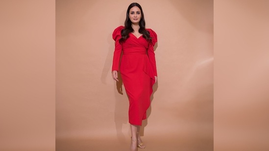 Dia Mirza opted for the vintage big waves hairdo with a middle partition and side tresses tucked behind her ears.(Instagram/@diamirzaofficial)