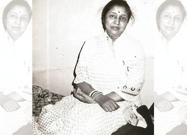 Asha Bhosle sporting her signature hairstyle Asha Bhosle sporting her signature hairstyle