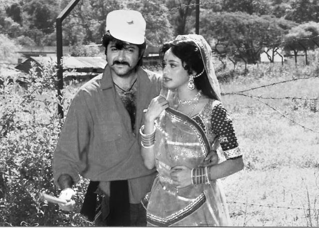 Madhuri Dixit & Anil Kapoor on the sets of Ram Lakhan Madhuri Dixit & Anil Kapoor on the sets of Ram Lakhan
