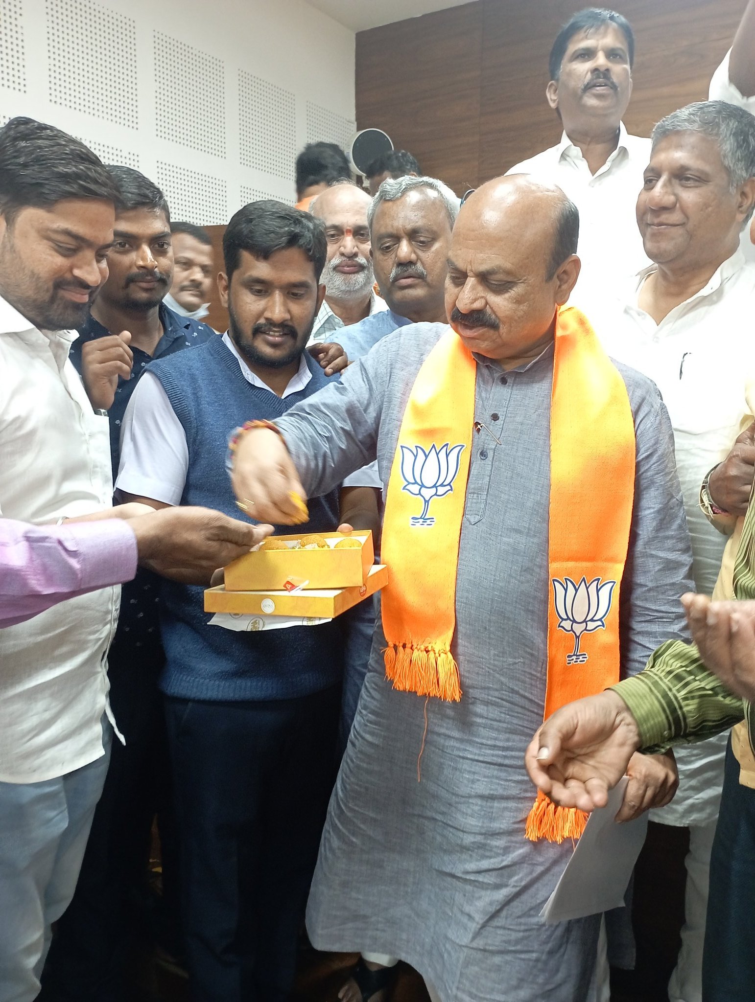 CM Bommai distributes sweets to celebrate the new President of India, Droupadi Murmu. (Image source: BSBommai/Twitter) CM Bommai distributes sweets to celebrate the new President of India, Droupadi Murmu. (Image source: BSBommai/Twitter)