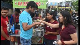 Youngsters enjoying snacks at the eat street near 1090 crossing.  (Deepak Gupta/HT)