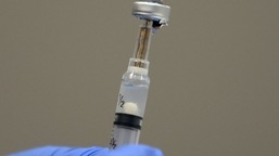 (ARQUIVOS) Nesta foto de arquivo tirada em 12 de julho de 2022, um profissional de saúde se prepara para administrar uma vacina a uma pessoa para a prevenção da varíola durante um evento de vacinação no Pride Center em Wilton Manors, Flórida.  -