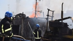 Dalam foto yang disediakan oleh kantor pers Balai Kota Odessa ini, petugas pemadam kebakaran memadamkan api di sebuah pelabuhan setelah serangan rudal Rusia di Odessa, Ukraina, pada awal Juni.