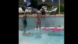 Captura de tela da cena em que um sumidouro se formou no fundo de uma piscina.