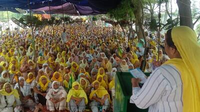 A union leader addressing women protesters gathered outside the Trident Group unit at Dhaula village in Barnala on Saturday. (HT Photo) A union leader addressing women protesters gathered outside the Trident Group unit at Dhaula village in Barnala on Saturday. (HT Photo)