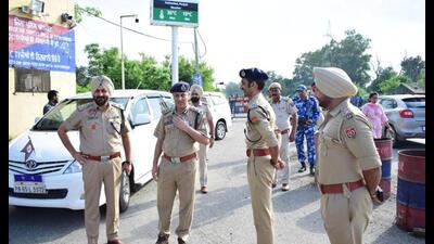 Punjab Police officials and paramilitary forces during a checking on Punjab-J&K border in Pathankot on Saturday. HT Photo Punjab Police officials and paramilitary forces during a checking on Punjab-J&K border in Pathankot on Saturday. HT Photo