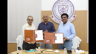 The MoU was signed by IIT-BHU director prof Pramod Kumar Jain and director of DRL-DRDO DV Kamboj. (HT Photo)