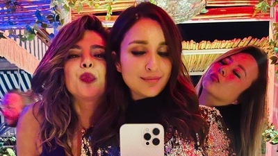 Parineeti Chopra clicks the mandatory mirror selfie with her 'mimi didi' Priyanka Chopra and their friend. (Instagram/@parineetichopra) Parineeti Chopra clicks the mandatory mirror selfie with her 'mimi didi' Priyanka Chopra and their friend. (Instagram/@parineetichopra)