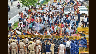 BJP workers protests outside Delhi deputy chief minister Manish Sisodia’s house in New Delhi on Saturday. (Amal KS/HT Photo) BJP workers protests outside Delhi deputy chief minister Manish Sisodia’s house in New Delhi on Saturday. (Amal KS/HT Photo)