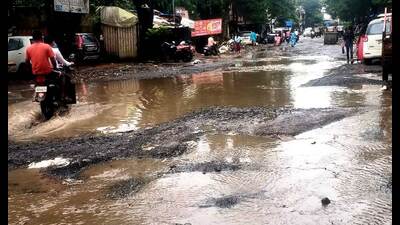 The pothole-ridden Ashele Manere road in Kalyan that is in need of repair. (PRAMOD TAMBE/HT PHOTO) The pothole-ridden Ashele Manere road in Kalyan that is in need of repair. (PRAMOD TAMBE/HT PHOTO)
