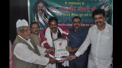 Members of Mango Growers Association of India welcome Jasmir Ansari of the Samajwadi Party for getting elected to the Legislative Council at the Press Club on Saturday. (HT Photo)