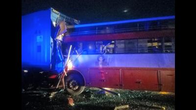 The mishap involving a stationary trailer and a ST bus on the Mumbai Pune Expressway in the wee hours of Saturday. (HT PHOTO)