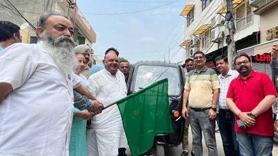 MLA Gurpreet Gogi flagging off e-rickshaws for collection of segregated waste in his constituency in Ludhiana. (HT PHOTO)