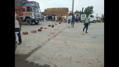 Protesters jammed road jam on Saturday seeking adequate compensation for the families of the deceased. (HT photo)