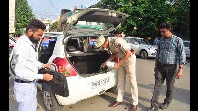 Additional director general of police (ADGP, technical service) Ram Singh checking a vehicle at Kochar Market in Ludhiana on Saturday. (Gurpreet SIngh/HT)