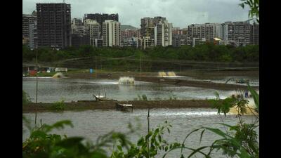 The wetlands of Kharghar Sector 16 covered with nets so as to prevent birds from entering the area and feeding. (BACHCHAN KUMAR/HT PHOTO)