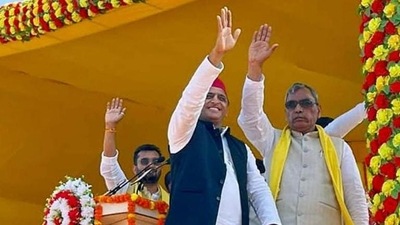 Samajwadi Party chief Akhilesh Yadav and SBSP leader Om Prakash Rajbhar at a public meeting before the 2022 Uttar Pradesh assembly elections. (FILE PHOTO ) Samajwadi Party chief Akhilesh Yadav and SBSP leader Om Prakash Rajbhar at a public meeting before the 2022 Uttar Pradesh assembly elections. (FILE PHOTO )