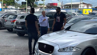 Kieron Pollard and Sunil Narine in the parking area of Queen's Park Oval (Screenrgrab from Vimal Kumar's video)