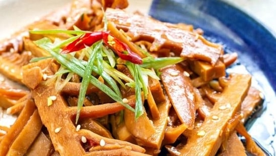 Improves skin elasticity: Bamboo shoots have high silica content which helps increase tissue levels of hydroxyproline, a key amino acid required for collagen and elastin synthesis.(Pinterest)