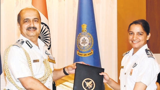 Two more women officers enter IAF stream | Latest News India - Hindustan Times