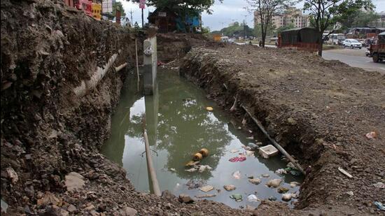 A stagnant pool on Katraj-Dehu road bypass near Wonder city society in Pune, on Friday. The health department of Pune Municipal Corporation has issued 758 notices in July alone to societies and commercial buildings for mosquito breeding grounds. (RAVINDRA JOSHI/HT)