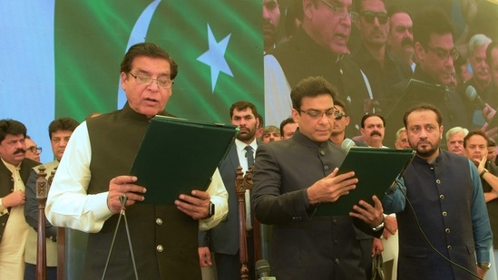 O presidente da assembléia nacional Raja Pervez Ashraf (E) administra o juramento a Hamza Shehbaz Sharif (C) como ministro-chefe da província de Punjab em Lahore. (AFP)