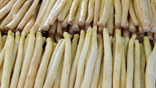 Possesses detoxifying properties: Bamboo shoots have antimicrobial and anti-inflammatory properties which help with cell growth and rejuvenate the body. Fermented bamboo shoots have bioactive compounds such as Phytosterols which are anti-allergic, antioxidants, antibacterial, antifungal, neuroprotective and anti-aging properties.(Unsplash)