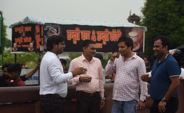 Tandoori Chai stalls are a big draw during rains. (Deepak Gupta/HT) Tandoori Chai stalls are a big draw during rains. (Deepak Gupta/HT)