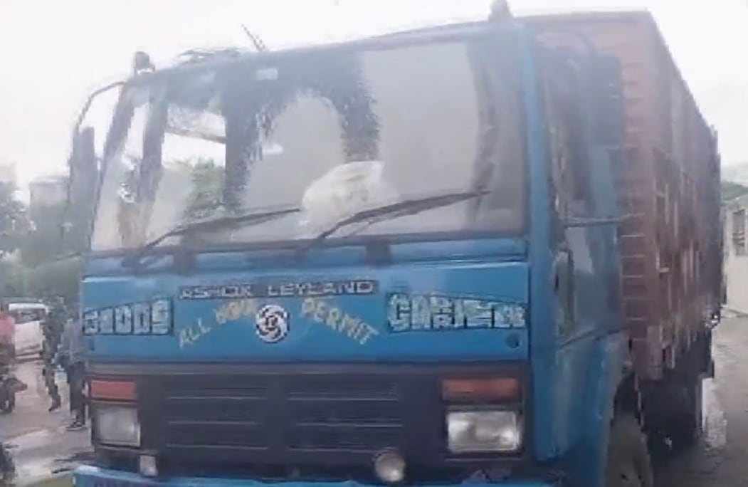 Video grab of a truck reaching Arpita Mukherjee's home in south Kolkata. (ANI Twitter)
