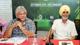 चंडीगढ़ गोल्फ क्लब के अध्यक्ष कर्नल एचएस चहल और ब्रैंडन डिसूजा शनिवार को टीम मालिकों को जानकारी देते हुए।  (एचटी फोटो)