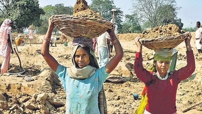 According to the section 7 (1) of MGNREGA, the state government has to pay unemployment allowance to MGNREGA workers if it failed to provide them work within the 15 days of their demand for work. (HT File Photo)