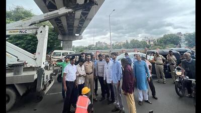 A joint inspection of the Lakdi pul was conducted by all the Manache Ganpati mandals and traffic police on Saturday (HT PHOTO)
