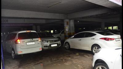 Currently, only two people have been managing the parking area at the District Administration Complex in Ludhiana, which requires a staff of approximately 15 to 20 people (Harvinder Singh/HT) Currently, only two people have been managing the parking area at the District Administration Complex in Ludhiana, which requires a staff of approximately 15 to 20 people (Harvinder Singh/HT)