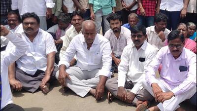 Several leaders from both the two Telugu states including Congress MLA from Bhadrachalam Podem Veeraiah, former Communist Party of India (CPI) MLA from Kothagudem K Sambasiva Rao and local CPI and CPI (M) leaders took part in the agitation. (HT PHOTO.) Several leaders from both the two Telugu states including Congress MLA from Bhadrachalam Podem Veeraiah, former Communist Party of India (CPI) MLA from Kothagudem K Sambasiva Rao and local CPI and CPI (M) leaders took part in the agitation. (HT PHOTO.)