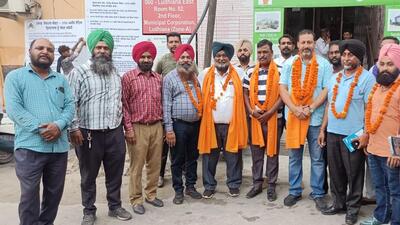 Members of MC Driver and Karamchari Union pose for a picture with elected representatives of the union in Ludhiana. (HT PHOTO) Members of MC Driver and Karamchari Union pose for a picture with elected representatives of the union in Ludhiana. (HT PHOTO)