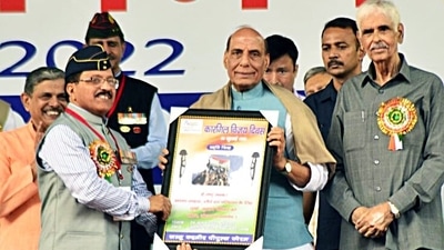 Defence minister Rajnath Singh being felicitated at the commemoration ceremony of the 'Kargil Vijay Diwas', in Jammu on Sunday. (ANI) Defence minister Rajnath Singh being felicitated at the commemoration ceremony of the 'Kargil Vijay Diwas', in Jammu on Sunday. (ANI)
