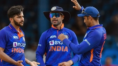 Shikhar Dhawan with Team India players (ICC Twitter) Shikhar Dhawan with Team India players (ICC Twitter)