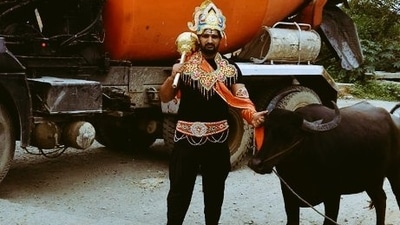 Protester dressed up as Yamaraja at Anjanpura road. (Twitter)