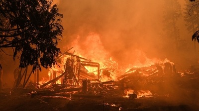 A structure burns on Jerseydale road during the Oak Fire in Mariposa County, California, US. (Bloomberg) A structure burns on Jerseydale road during the Oak Fire in Mariposa County, California, US. (Bloomberg)