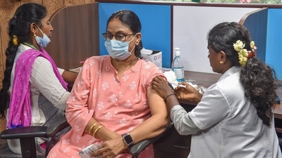 A medic administers the Covid booster dose to a beneficiary under the 75-day special free vaccination drive as part of the Azadi Ka Amrit Mahotsav, in Bengaluru. (PTI Photo/Shailendra Bhojak) A medic administers the Covid booster dose to a beneficiary under the 75-day special free vaccination drive as part of the Azadi Ka Amrit Mahotsav, in Bengaluru. (PTI Photo/Shailendra Bhojak) 
