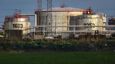 Many countries have long relied on Russian oil and gas, which is one of the world's largest exporters of fossil fuels. However, because those exports are now politically unpalatable, they are frantically searching for alternative energy sources. (Bloomberg) Many countries have long relied on Russian oil and gas, which is one of the world's largest exporters of fossil fuels. However, because those exports are now politically unpalatable, they are frantically searching for alternative energy sources. (Bloomberg)