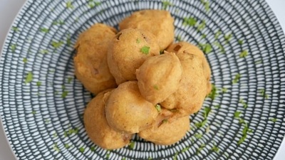 POV: It’s raining outside and you’re relishing on aloo pyaaz pakode. Recipe here (Kunal Kapur) POV: It’s raining outside and you’re relishing on aloo pyaaz pakode. Recipe here (Kunal Kapur)