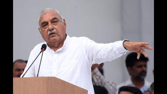 Addressing a press conference, former CM Bhupinder Singh Hooda said the farmers have struggled to get compensation money for their damaged crops and the insurance companies have earned a profit of ₹40,000 crore in just 5 years. (HT File Photo)