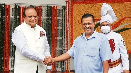 Delhi chief minister Arvind Kejriwal with Delhi LG Vinai Saxena during the swearing-in ceremony, at Raj Niwas, in New Delhi, India, on Thursday, May 26, 2022. (Photo by Raj K Raj/Hindustan Times)