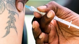 Um homem recebe uma vacina contra a varíola em uma clínica ao ar livre em Montreal.