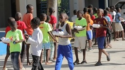 Crianças haitianas que escaparam da violência na cidade de Cite-Soleil fazem fila para receber comida enquanto se refugiam em uma escola, em Porto Príncipe, Haiti, 22 de julho de 2022. 