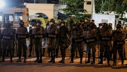 Protestos no Sri Lanka: membros da Força Aérea montam guarda em frente à residência oficial do primeiro-ministro das Árvores do Templo, Mahinda Rajapaksa, durante um protesto, em meio à crise econômica do país em Colombo. 